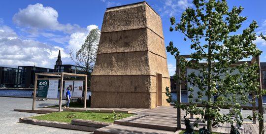 Eksempler på biobaseret byggeri i den udstilling, som initiativet Boligbyggeri fra 4 til 1 planet havde på Søren Kierkegaards Plads i 2023.