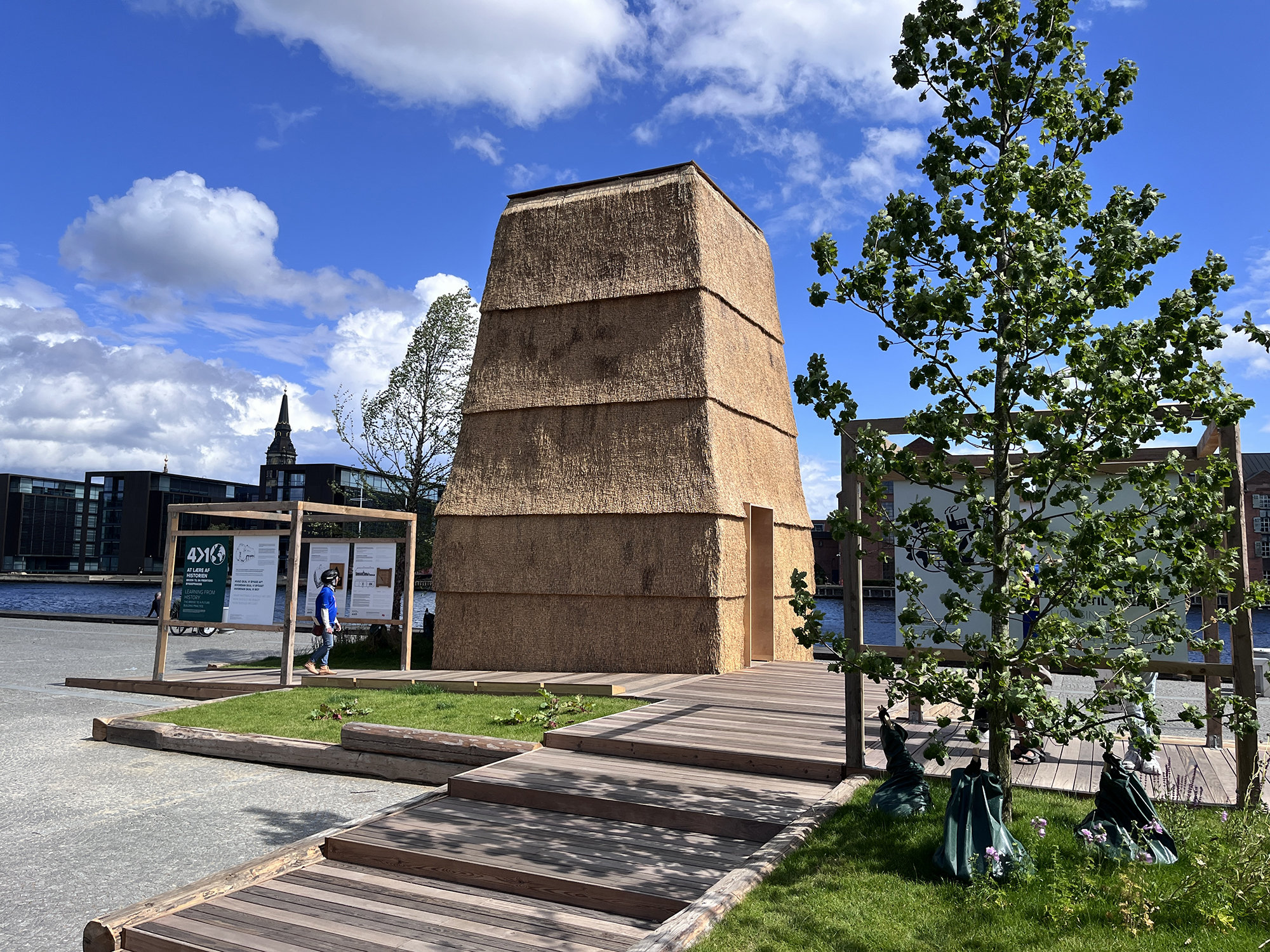 Eksempler på biobaseret byggeri i den udstilling, som initiativet Boligbyggeri fra 4 til 1 planet havde på Søren Kierkegaards Plads i 2023.